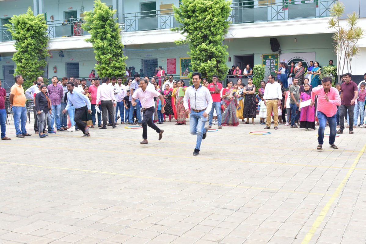 Racing by Fathers in vijayashree public school